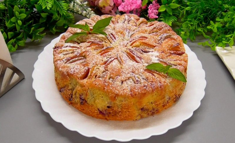 Шарлотка на праздничный стол. Просто смешиваю разные фрукты и получается красота