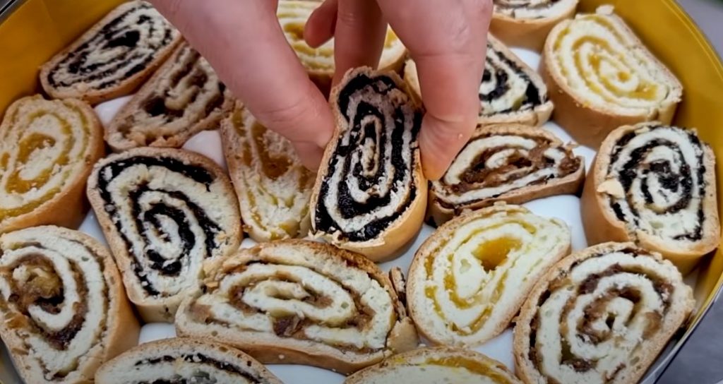 Сытный и вкусный торт на любой случай! Трухлявый пень: сметанный торт с черносливом и орехами