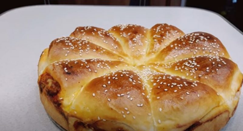 Тающий дрожжевой пирог. "Мясной рожок" - оригинальная выпечка