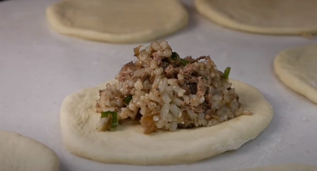Рецепт доступный каждому. Воздушные пирожки с нереально вкусной начинкой