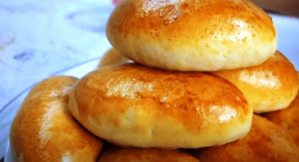 Рецепт доступный каждому. Воздушные пирожки с нереально вкусной начинкой