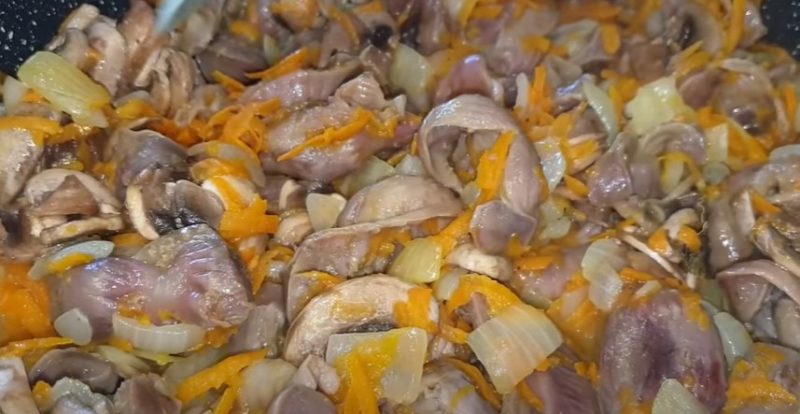 Царское угощение. Рецепт тонких блинчиков с начинкой из куриных желудочков и лука