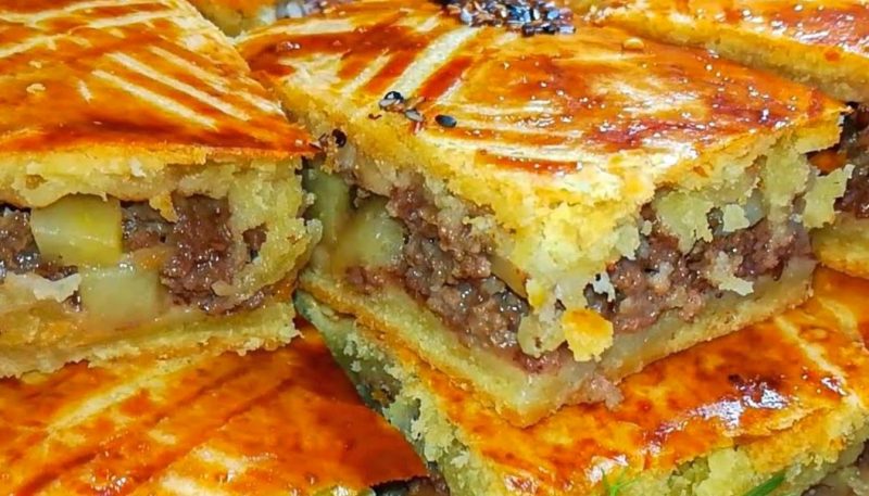 Вкуснее, чем беляши и чебуреки. Рецепт пирога с картошкой и фаршем на ужин
