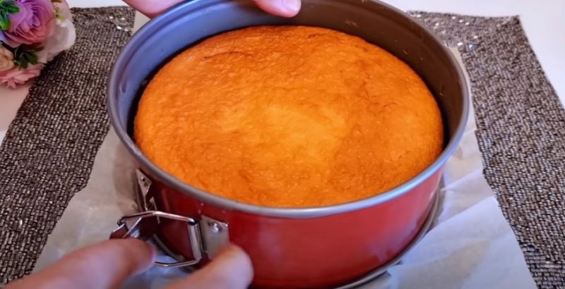 Беру кефир и любое варенье. Нежный пирог на скорую руку: рецепт за копейки к чаю