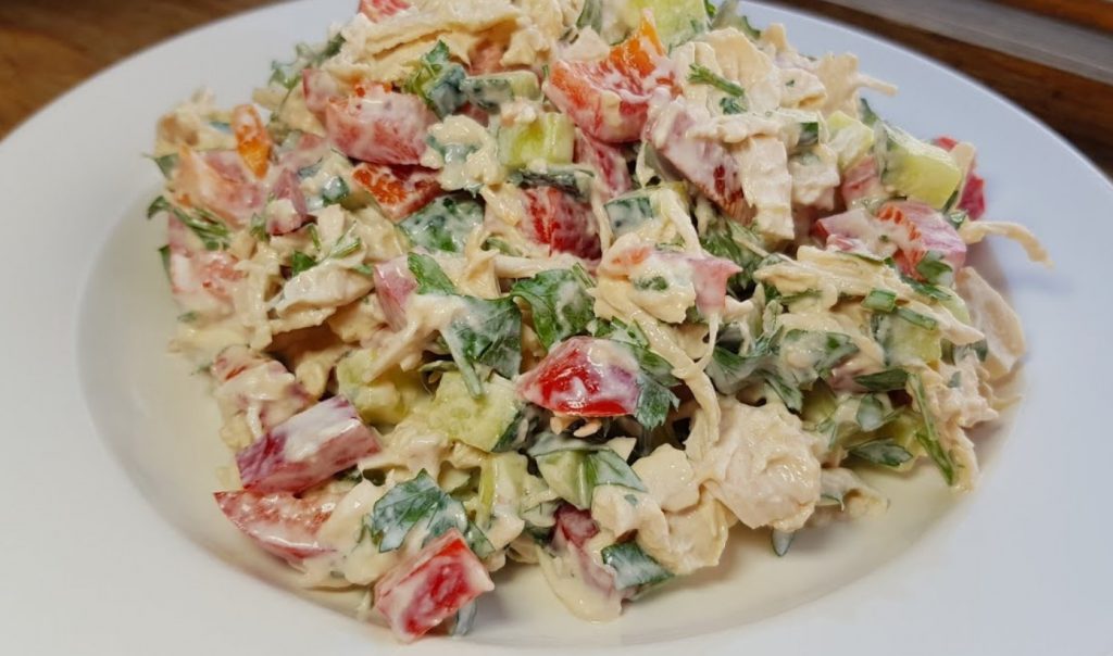 Уже очень захотелось перекусить! Обалденно вкусный салат из минимума продуктов