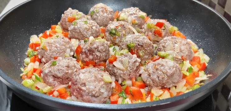 Засыпаю рисом фрикадельки на сковороде. Готовлю простой и вкусный ужин
