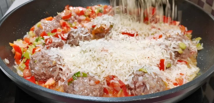 Засыпаю рисом фрикадельки на сковороде. Готовлю простой и вкусный ужин