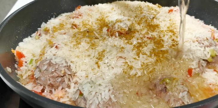 Засыпаю рисом фрикадельки на сковороде. Готовлю простой и вкусный ужин