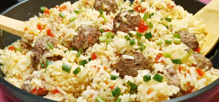 Засыпаю рисом фрикадельки на сковороде. Готовлю простой и вкусный ужин