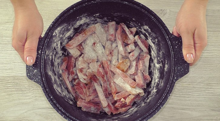 Много лет готовлю таким способом мясо «По-еврейски». Никогда не надоедает, попробуйте, не пожалеете