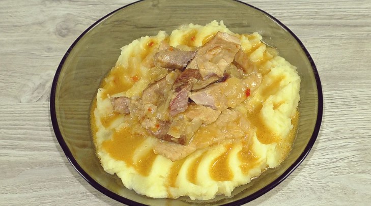 Много лет готовлю таким способом мясо «По-еврейски». Никогда не надоедает, попробуйте, не пожалеете