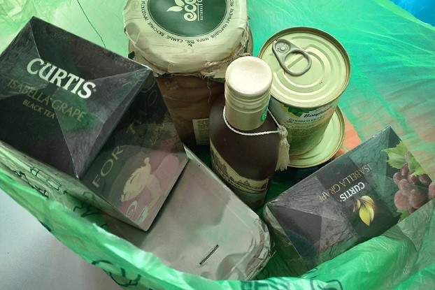 Съездил в деревню к родственникам привез «городские» продукты, тетка молча убрала их в сторону и накрыла на стол свое