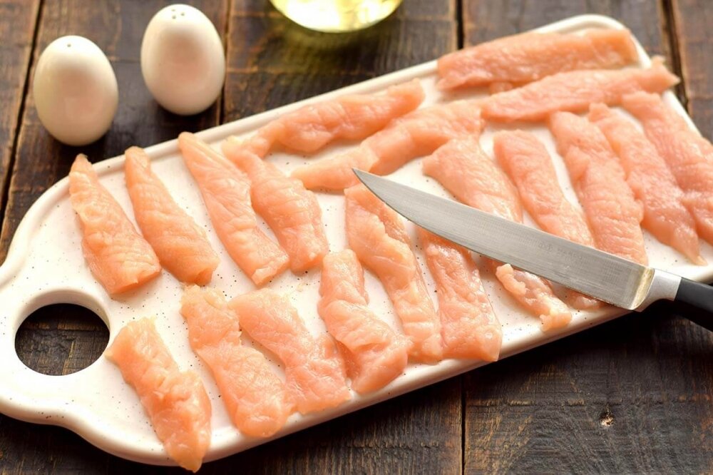 Просто залейте яйцами куриную грудку. Быстро, вкусно и очень нежно