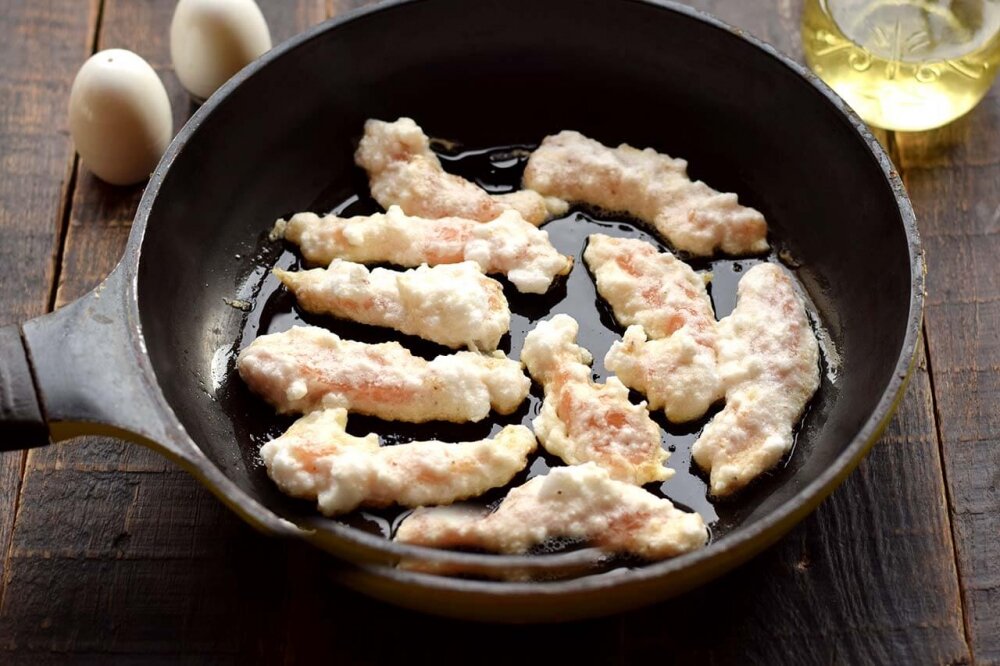 Просто залейте яйцами куриную грудку. Быстро, вкусно и очень нежно