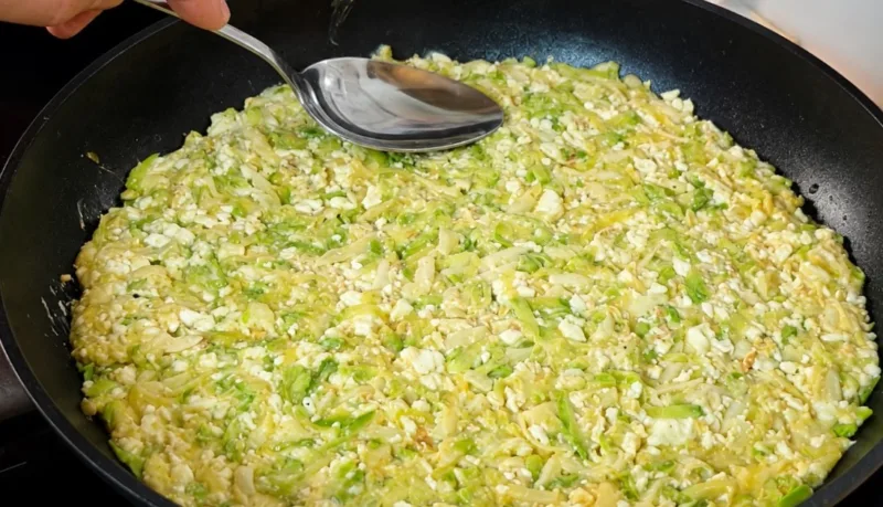 Tinginiai cukinijų chačapuriai su varške ir sūriais — 1 kg cukinijų, 4 kiaušiniai