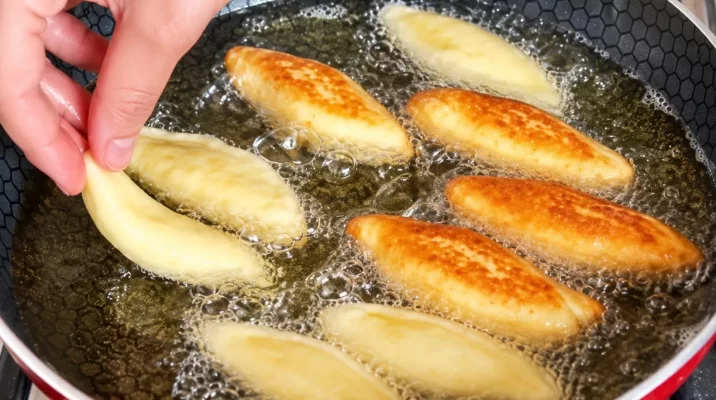 Į tešlą dedu džemą: minkštos ir purios keptuvėje keptos bandelės jaukiam arbatos vakarėliui