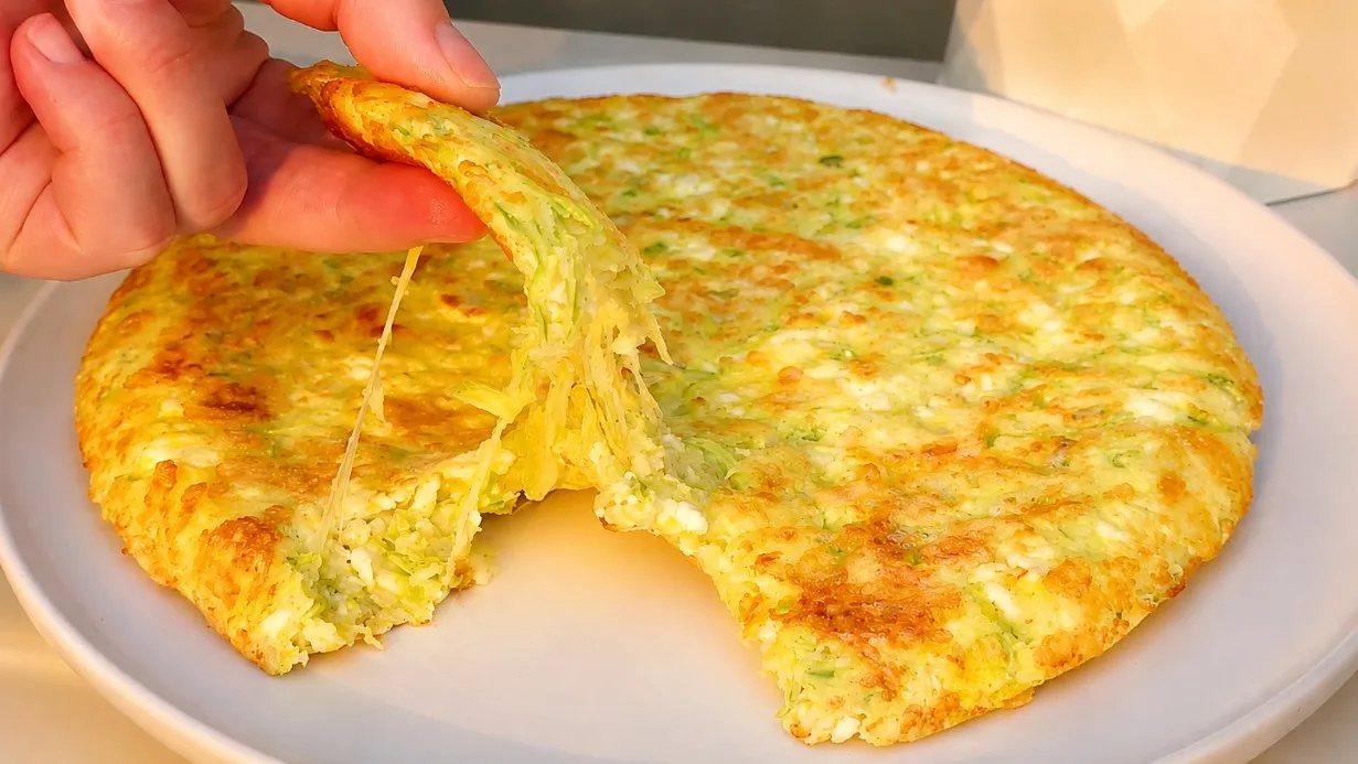 Tinginiai cukinijų chačapuriai su varške ir sūriais — 1 kg cukinijų, 4 kiaušiniai