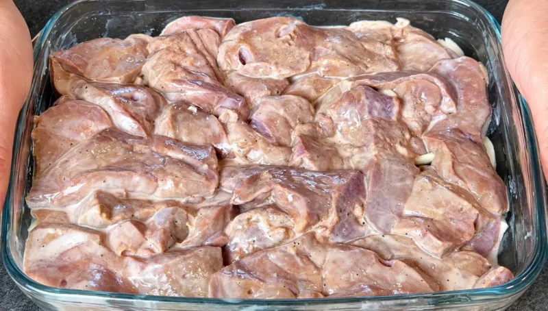 Kepenys kefyre, kepintos orkaitėje — minkštas ir sultingas naminis patiekalas