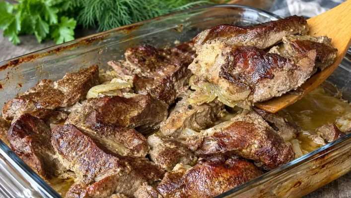 Kepenys kefyre, kepintos orkaitėje — minkštas ir sultingas naminis patiekalas