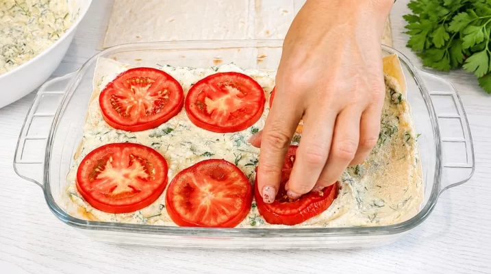 Lavašo pyragas su 400 g varškės ir pomidorais — primena tinginį chačapurį