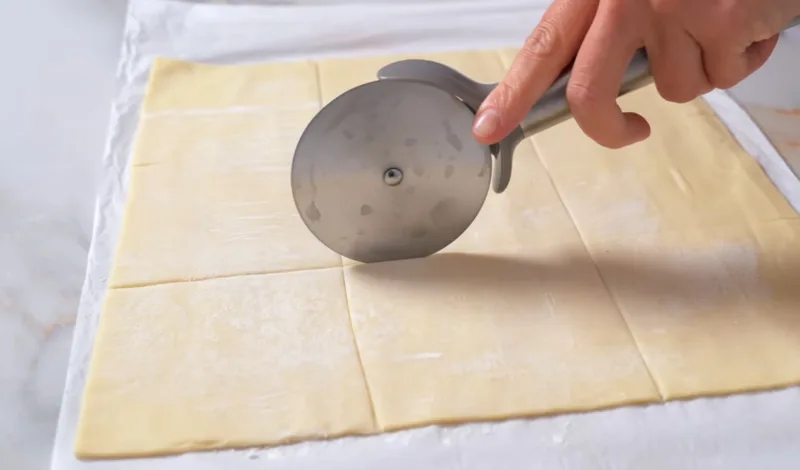 Porcinis mini „Napoleonas“ per 15 minučių — be kočiojimo ir ilgo surinkimo