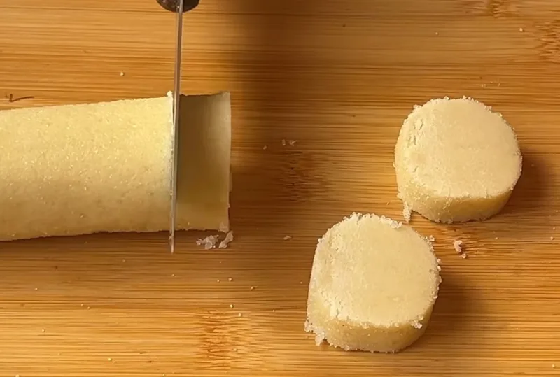 Be kiaušinių, pieno ir kepimo miltelių — tobuli sviestiniai sausainiai iš 3 ingredientų