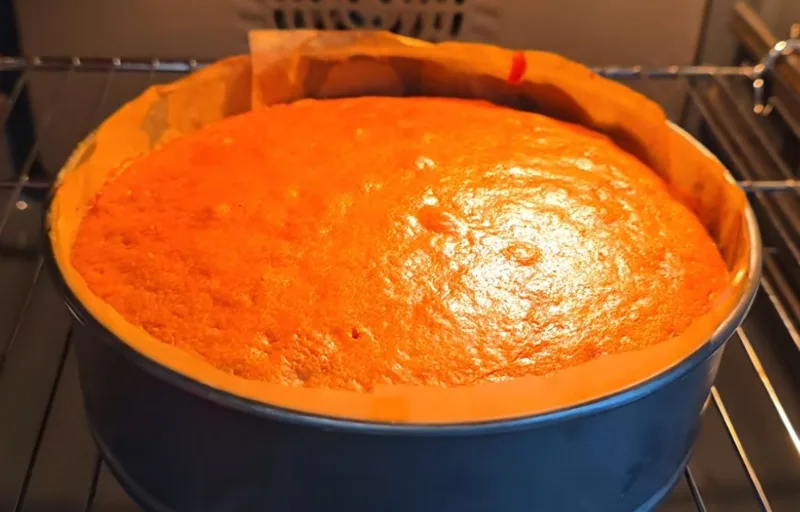 Biudžetinis apverčiamas obuolių pyragas — pilamas purios tešlos, kepamas 40 min