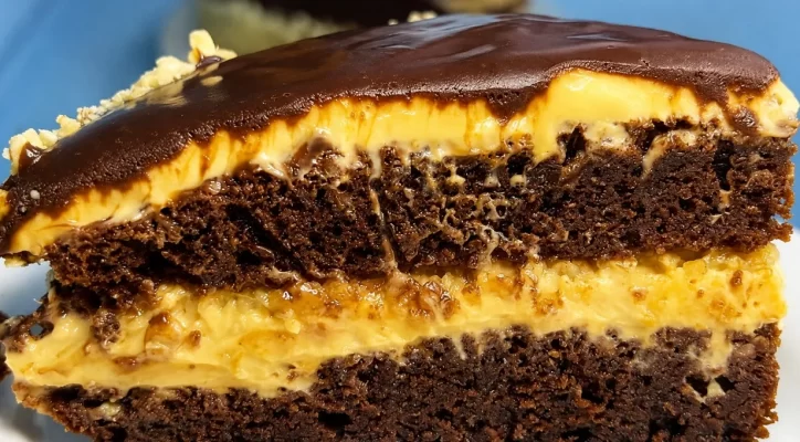 Šokoladinis tortas „Trys stiklinės“ — be svarstyklių, maišoma šluotele
